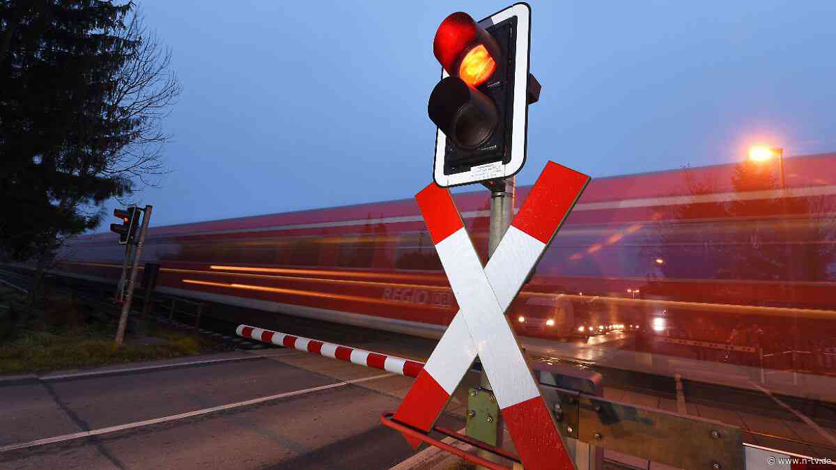 Rettung im letzten Moment: Mutter steht mit Kind vor herannahendem Zug - Prozess gestartet
