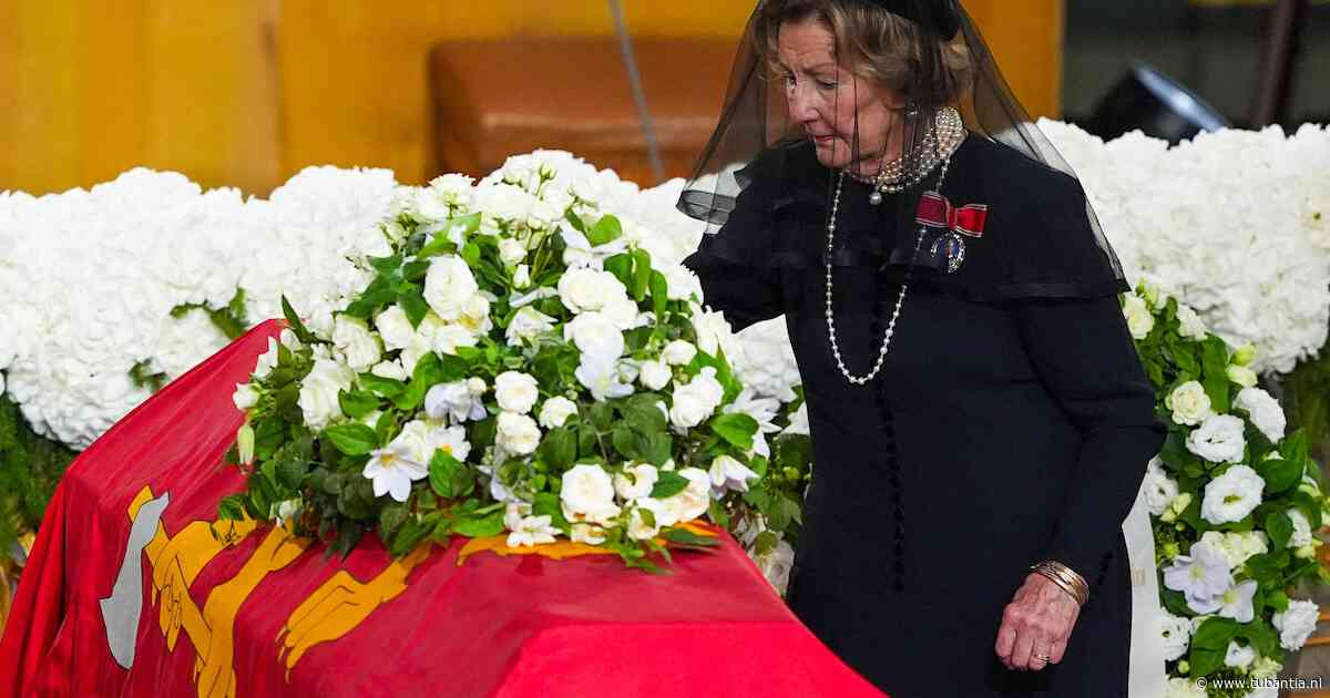 Koningin Sonja legt roos op kist van koning Harald: ‘Bedankt voor een mooi leven’