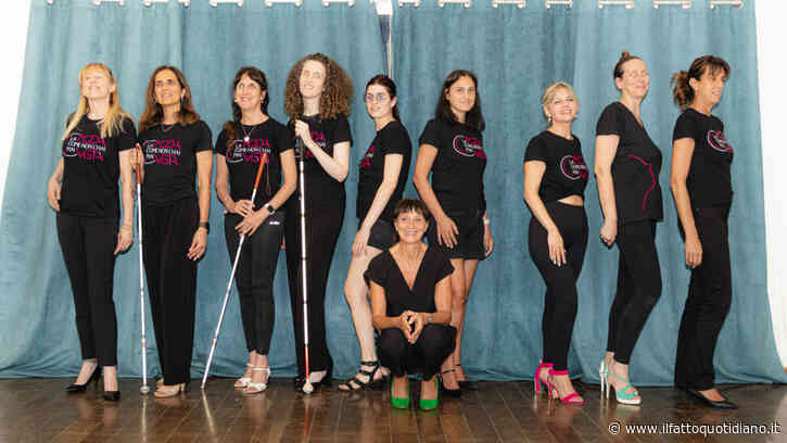 A Milano una passerella per l’inclusione: donne non vedenti e ipovedenti sfilano a Villa Litta