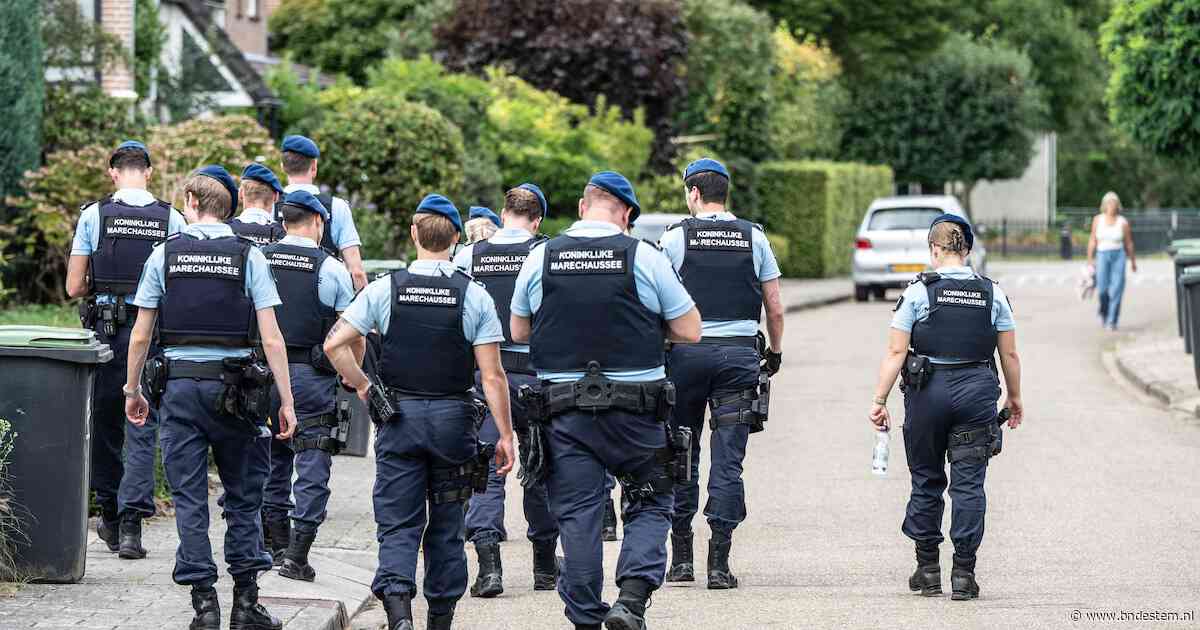Marechaussee vindt ‘goed verborgen’ vuurwapens bij school in Overasselt