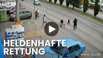 Hechtsprung vor Minivan: Supermarktleiter rettet Kleinkind in letzter Sekunde