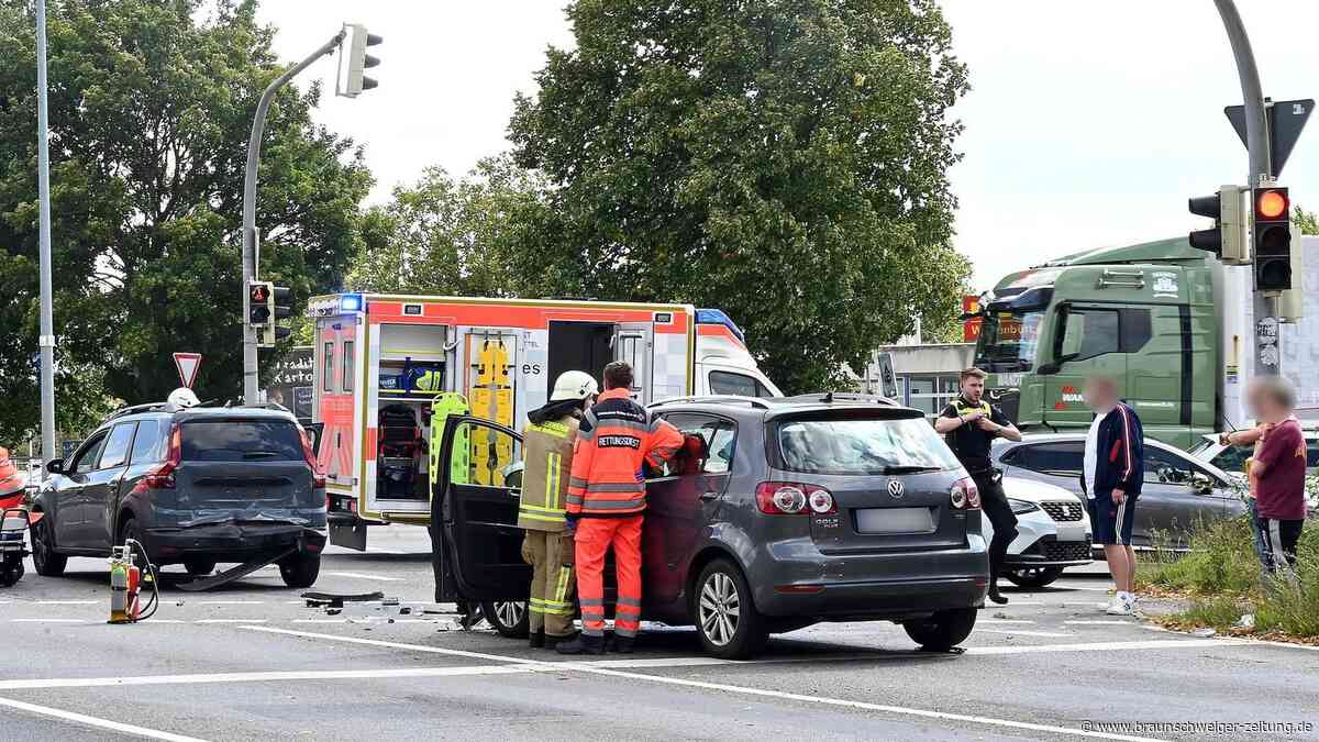 Auffahrunfall an Halchterscher Kreuzung: zwei Verletzte und Stau
