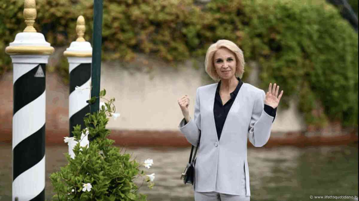 Venezia 83, Emanuela Fanelli arriva al Lido invecchiata di 23 anni e irriconoscibile: la provocazione contro il mito dell’eterna giovinezza