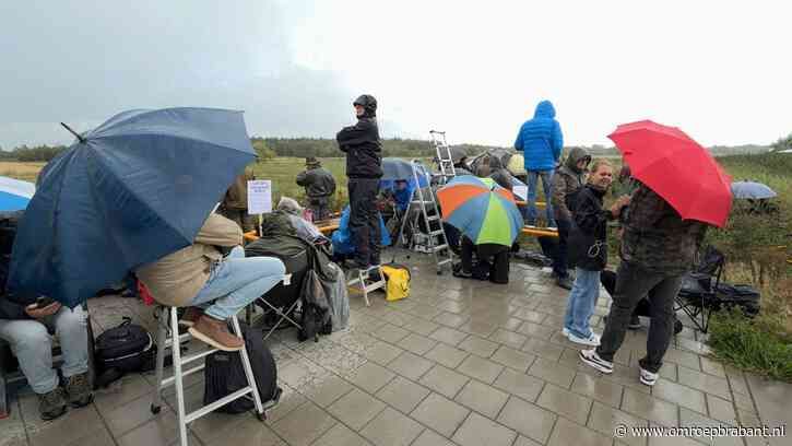 Spotters trotseren stortbuien voor kiekje bij feestje op vliegbasis Gilze