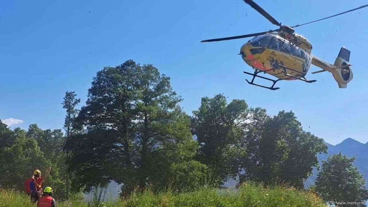 Wanderer stürzt 80 Meter ab und liegt schwer verletzt in Bachbett