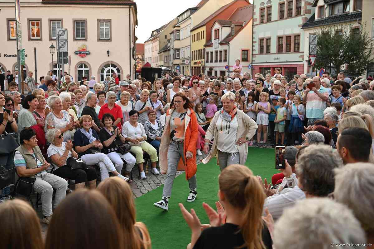 Modenschau, Männerballett und „Peniger Bier“ bei Einkaufsnacht in Penig
