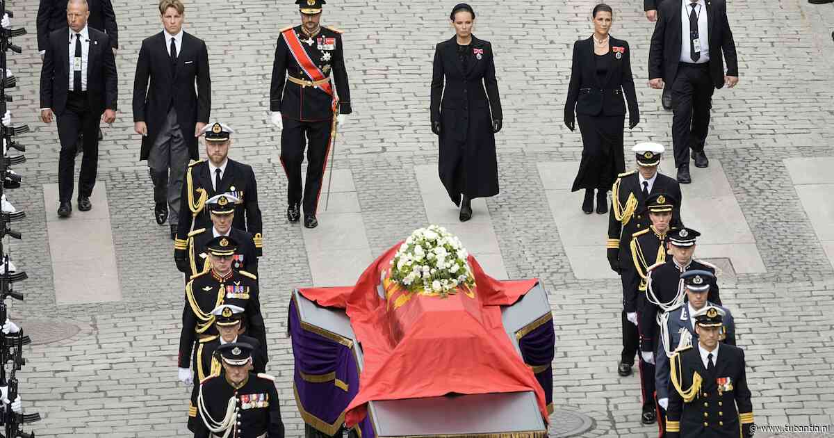 Roos van Sonja zorgt voor tranen en rouwstoet heeft Oranje randje: dit zijn de mooiste foto’s van afscheid Harald