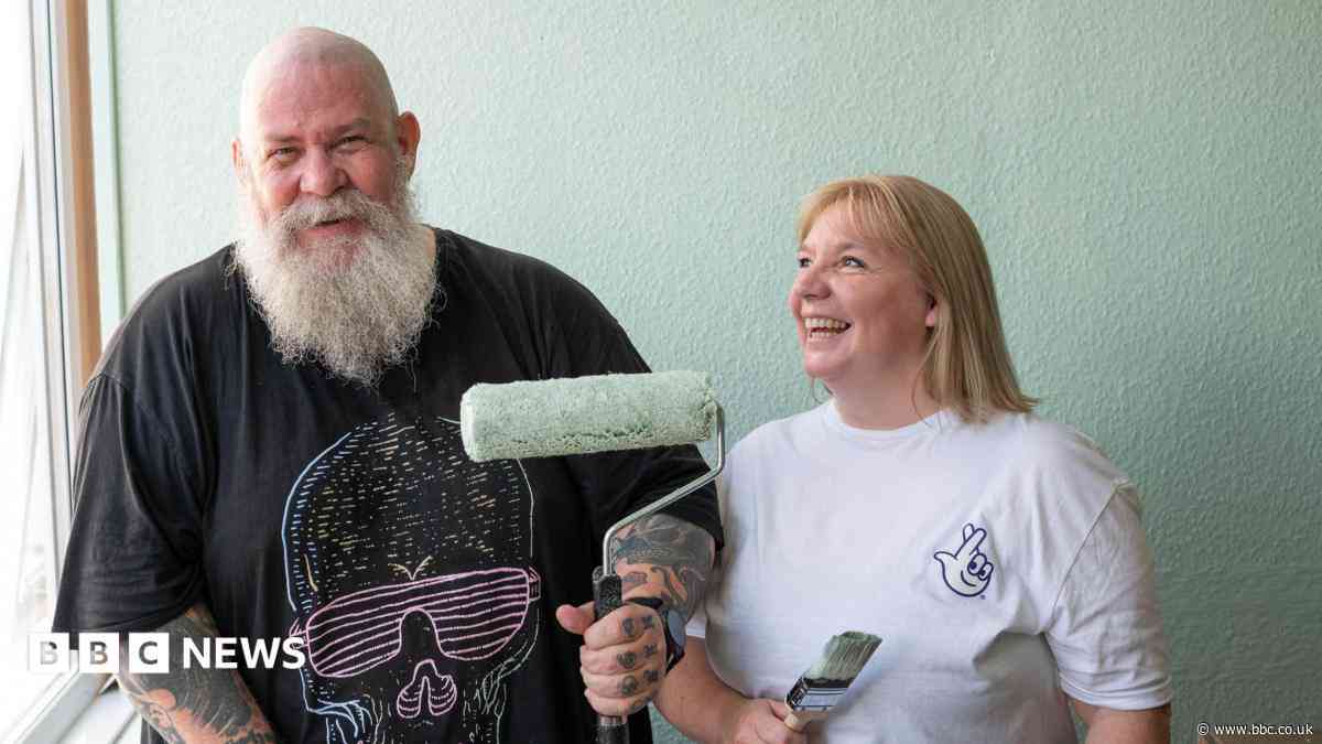 Lottery-winning nurse returns to decorate hospital