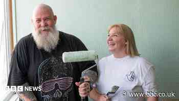 Lottery-winning nurse returns to decorate hospital