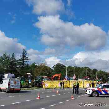 Politie regelt verkeer bij boerenprotest op N343