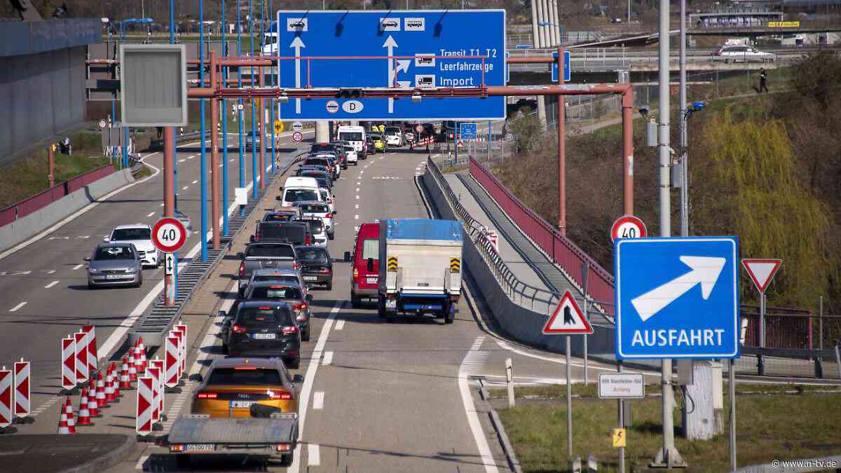 Verdächtiges Auto wird überprüft: Sprengstoffgefahr? Polizei macht Grenze zur Schweiz dicht
