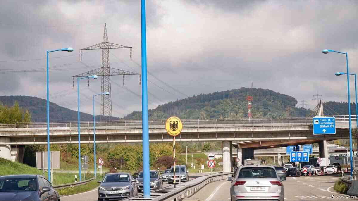 Sprengstoff-Alarm an Schweizer Grenze: Suchhunde schlagen an – A861 komplett gesperrt