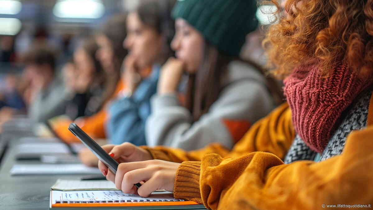 “Crollo della capacità di lettura in Occidente? Smartphone e social distruggono la concentrazione. E ora il rischio è l’IA”