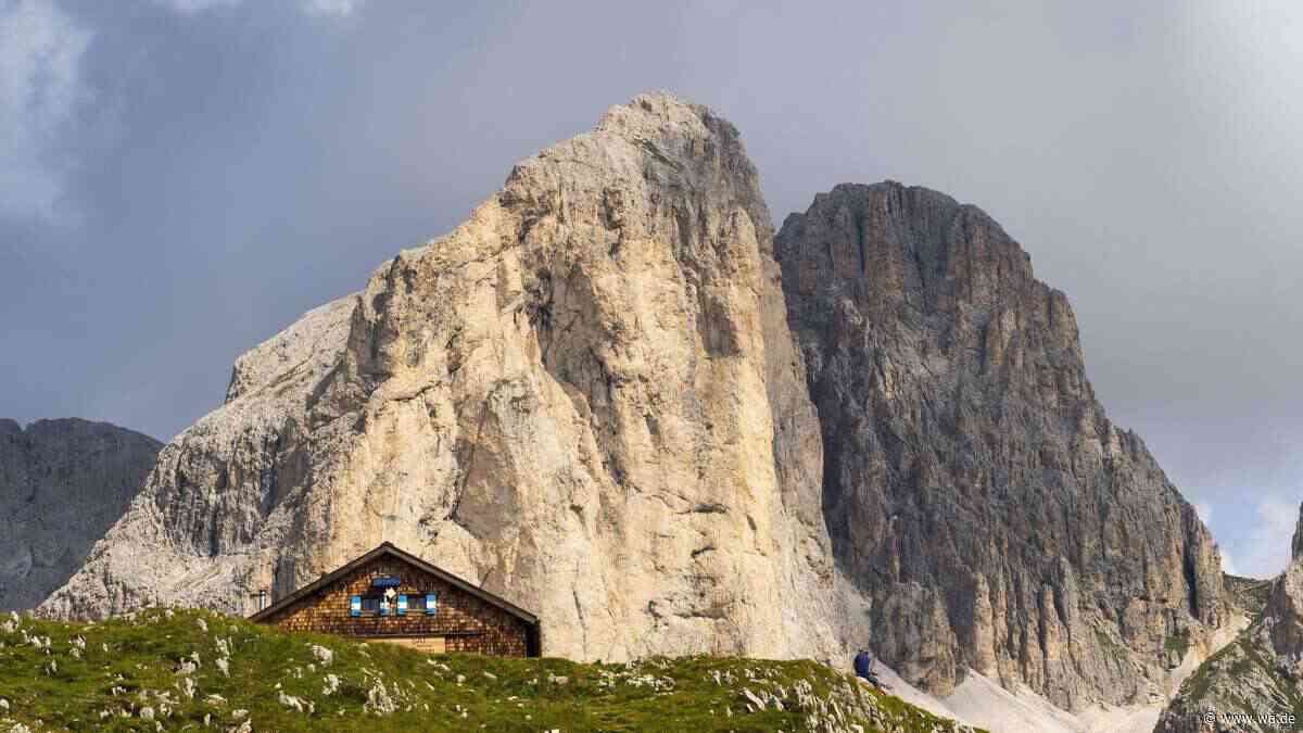 Kot vor Heiligenfigur, Lagerfeuer neben Holzhütte: Berghütte in den Dolomiten nach Vandalismus-Welle gesperrt