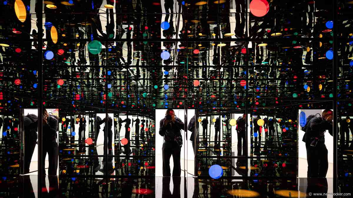 Yayoi Kusama laat de bezoeker in het Stedelijk opgaan in oneindige stippenpatronen, spiegelkamers en pompoenen