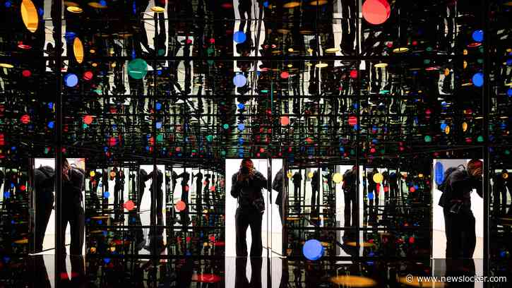 Yayoi Kusama laat de bezoeker in het Stedelijk opgaan in oneindige stippenpatronen, spiegelkamers en pompoenen