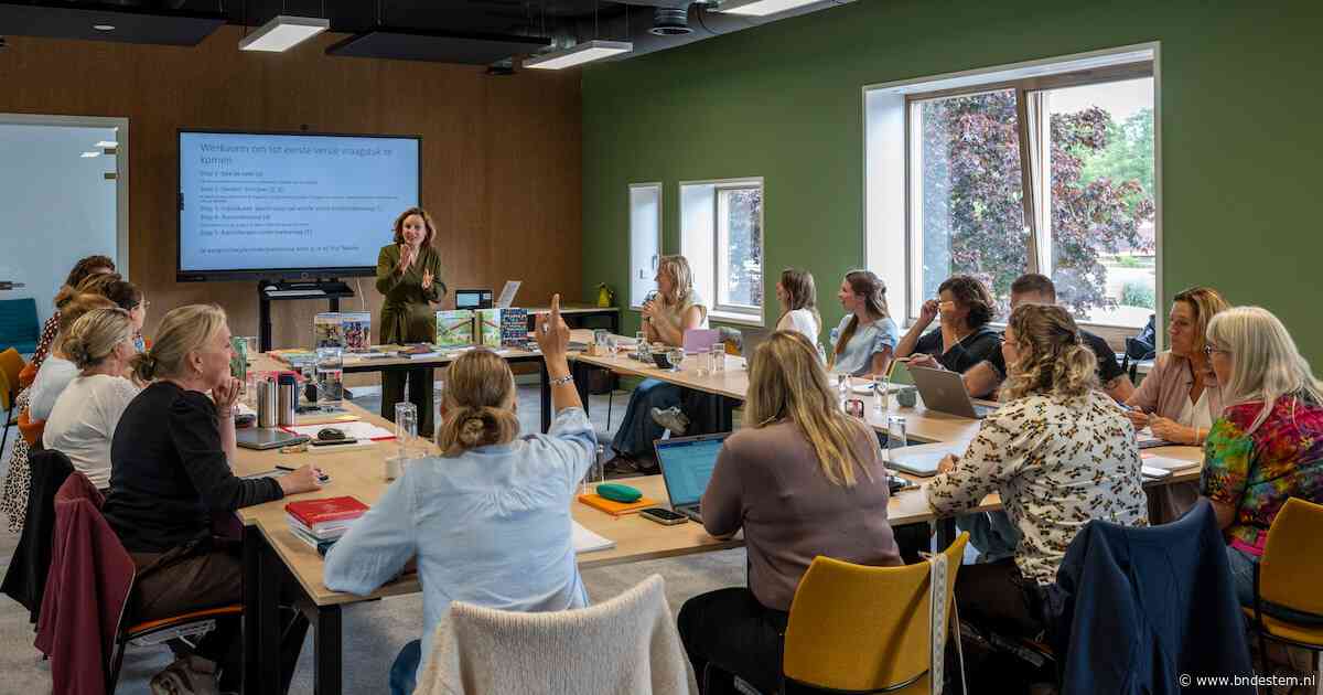 Leerkrachten krijgen les over nieuwkomers: ‘Taalachterstand, trauma en cultuur spelen ook in de klas’