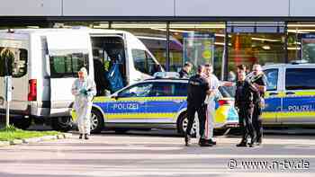 Tatverdächtiger in Klinik: Frau stirbt nach Messerangriff in Supermarkt
