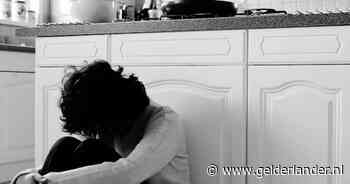 Vrouw slaapt met haar tienerkinderen in één bed, terwijl ex-man in gezinshuis woont: rechter grijpt in