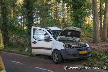Werkbusje botst tegen boom, twee personen gewond