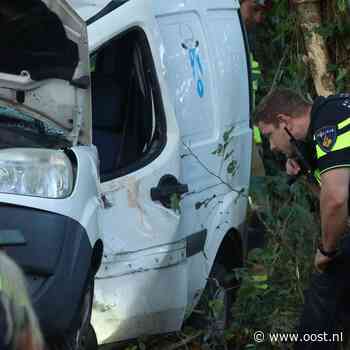112 Nieuws: Bestelbusje botst tegen boom |  Politie gebruikt taser bij aanhouding