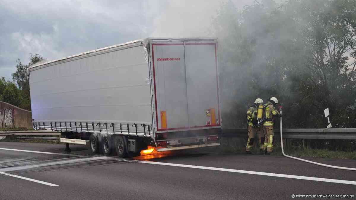 Vollsperrung auf A2 im Kreis Helmstedt: Lastwagen fängt Feuer