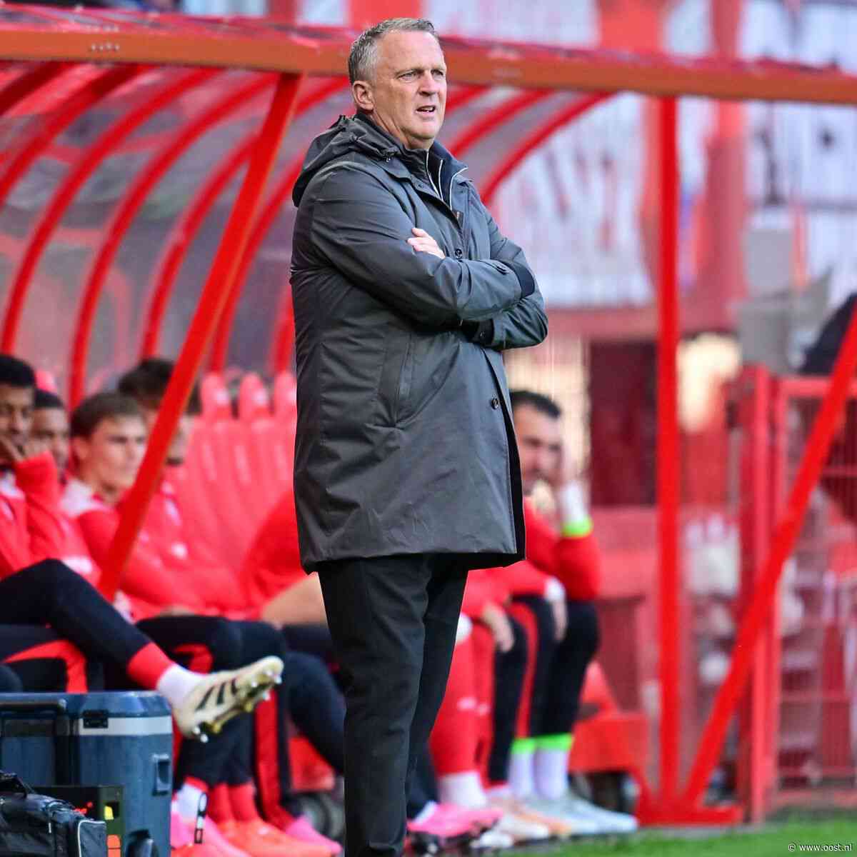 Van den Brom blijft ondanks zege kritisch op FC Twente: 'Was onder ons niveau'