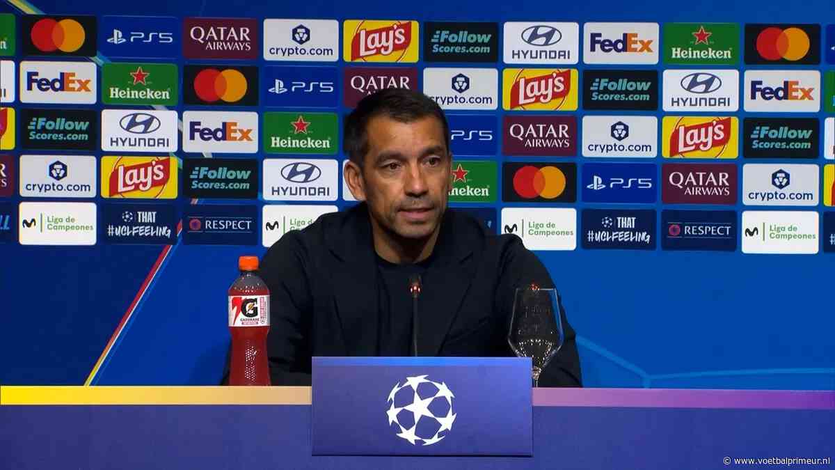 Van Bronckhorst duidelijk na grote nederlaag: 'Maar dat mag niet op dit niveau'
