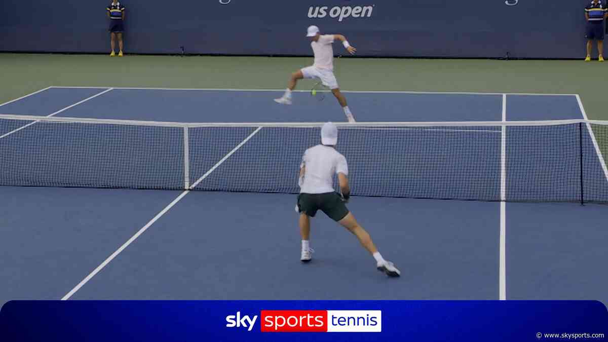 Teenager pulls off AUDACIOUS tweener to win point!