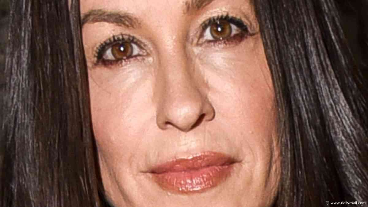 Alanis Morissette says she 'dipped into psychosis' during battle with postpartum depression