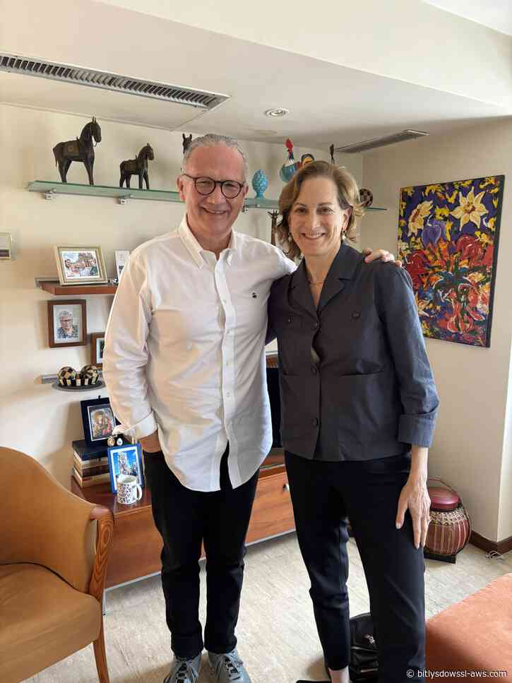 Anne Applebaum visita Caracas y se reúne con el abogado opositor Perkins Rocha en su residencia