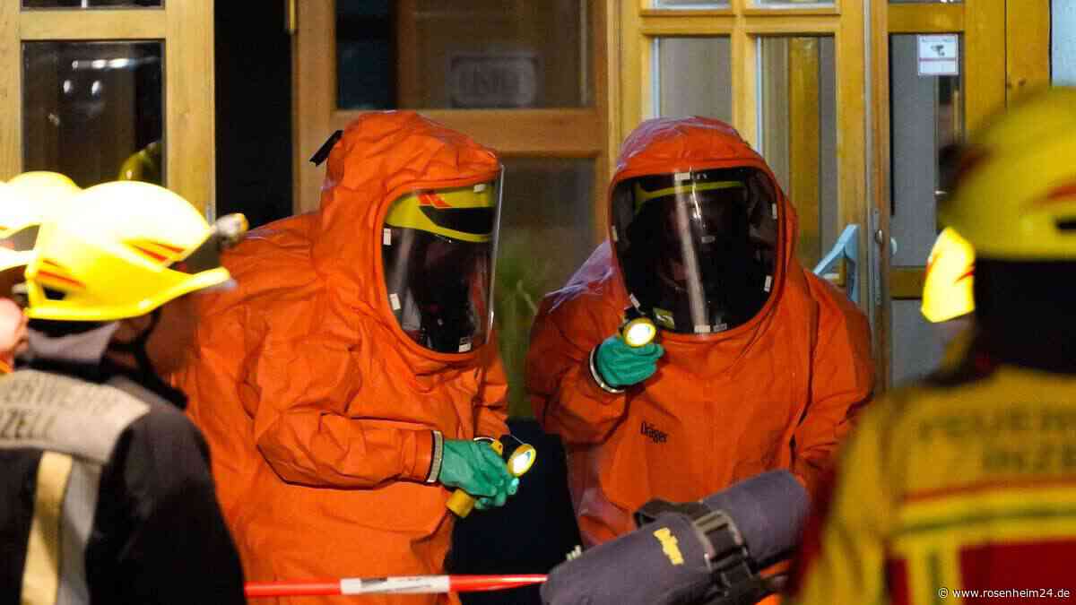 Chlor-Alarm im Hotel löst stundenlangen Einsatz aus – Feuerwehr rückt mit Spezialanzügen an