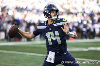 Seahawks quarterback Sam Darnold leaves game with a hip injury