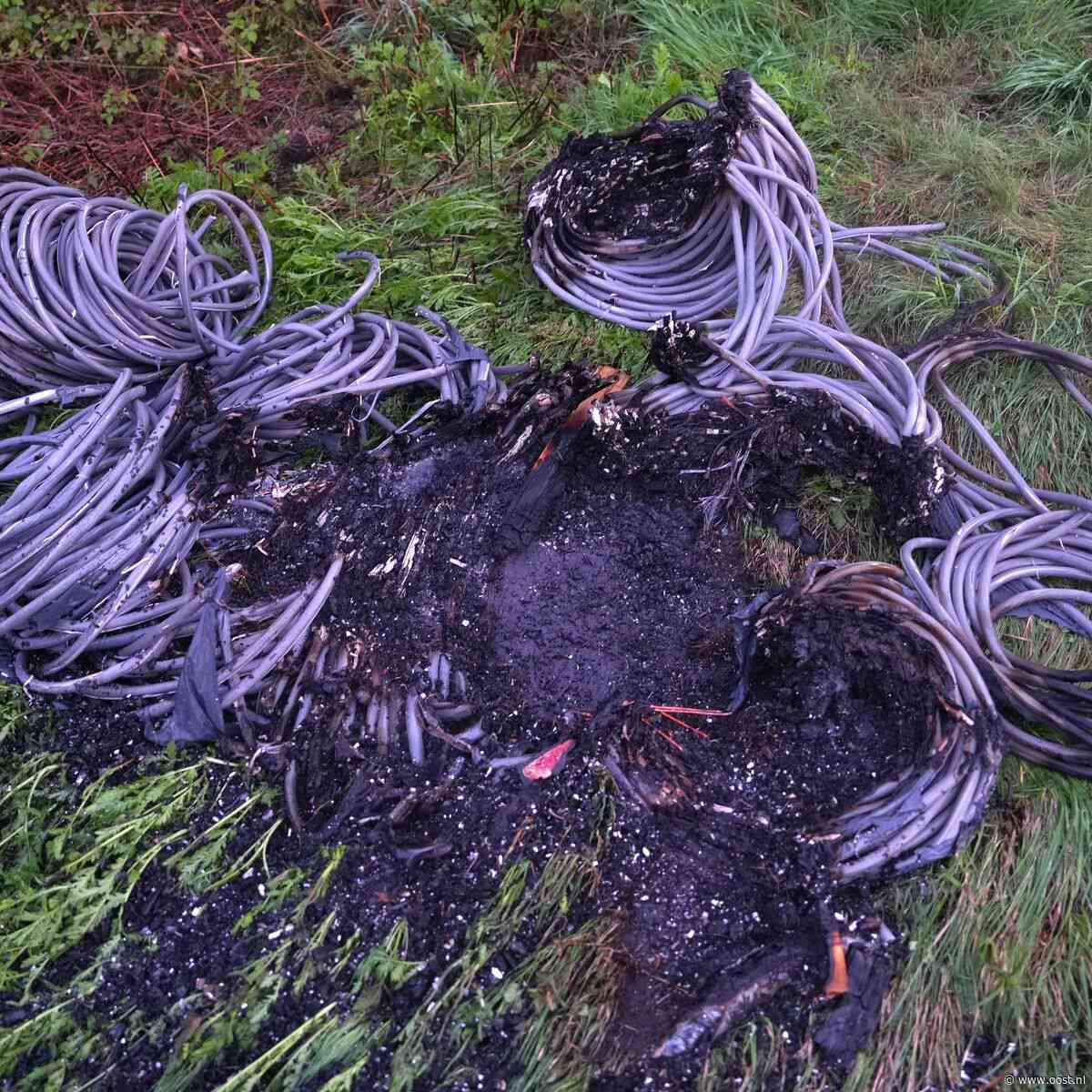 Kabels gedumpt en in brand gestoken langs weg tussen Staphorst en Meppel