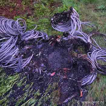 Kabels gedumpt en in brand gestoken langs weg tussen Staphorst en Meppel