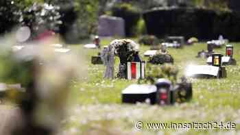 Unbekannter wütet auf Friedhof in Ampfing – Grableuchten zerstört