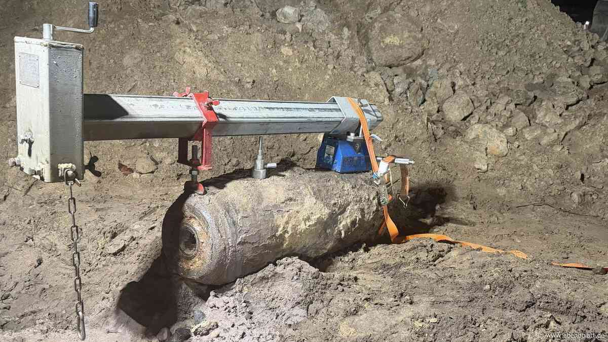 Kurz vor der Bombenentschärfung: 19 Hotelgäste gehen über gesperrte Bahngleise