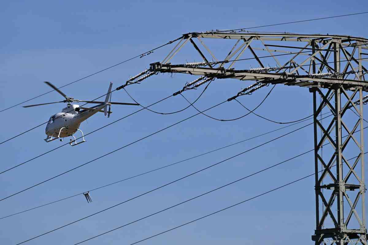 Aktion am Himmel: Hubschrauber überfliegt Werdauer Stromtrassen