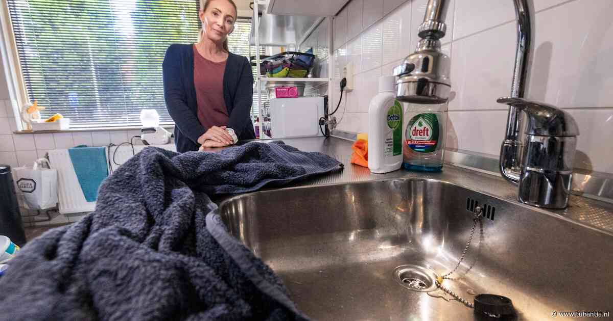 ‘Ik sta letterlijk in de shit’: Valerie wanhopig na riooloverstromingen in haar keuken