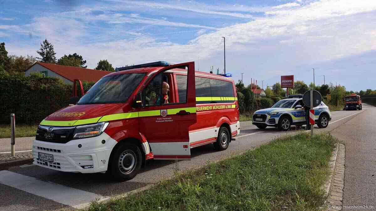 Lastwagen verliert Metallsplitter in Mühldorf – offenbar mehrere Autos mit Reifenpannen