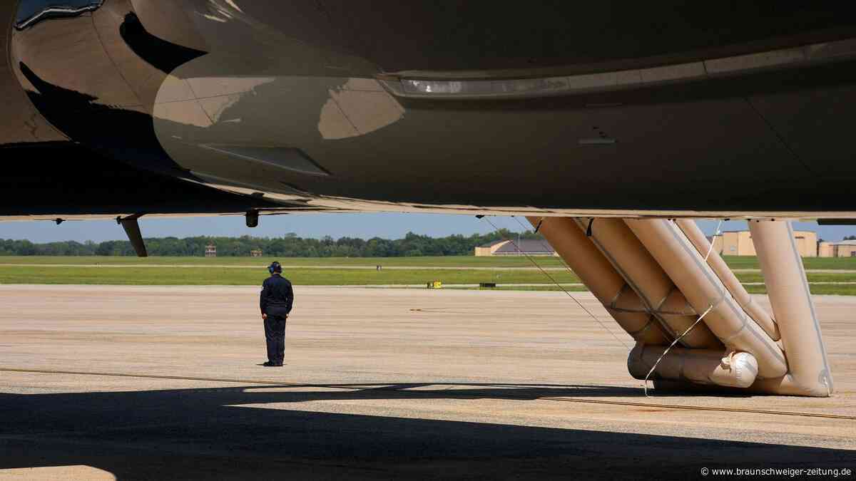 Rutsche löst „versehentlich“ aus: Panne bei Trumps Boeing 747-8 weckt Zweifel
