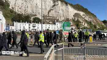 Police must review anti-migrant protests, PM says