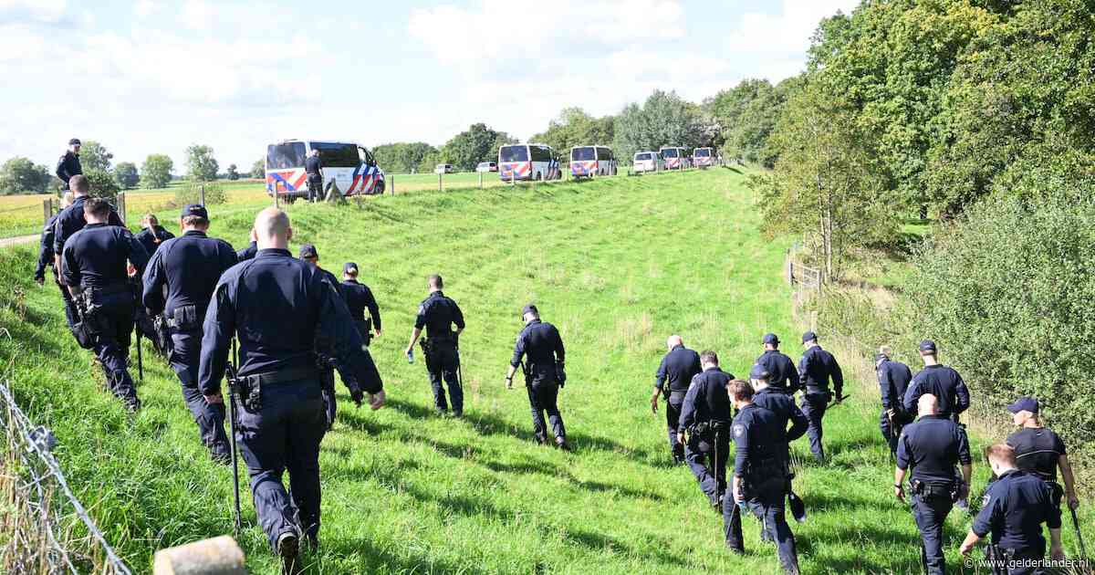 Politie zoekt met honderden mensen naar vuurwapens in Overasselt, ook bij basisscholen