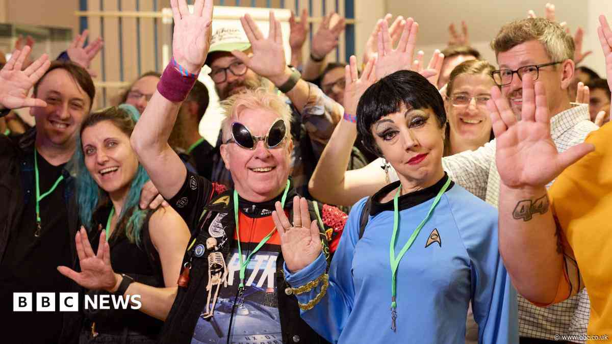 Star Trek fans break Vulcan salute record