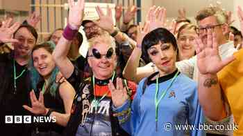 Star Trek fans break Vulcan salute record