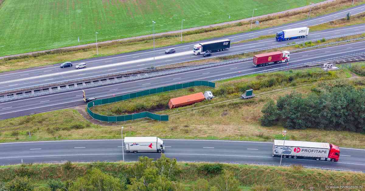 Chauffeur rijdt van snelweg af bij Galder, vrachtwagen zit midden in knooppunt vast in greppel