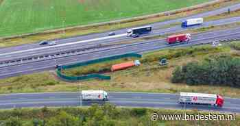 Chauffeur rijdt van snelweg af bij Galder, vrachtwagen zit midden in knooppunt vast in greppel