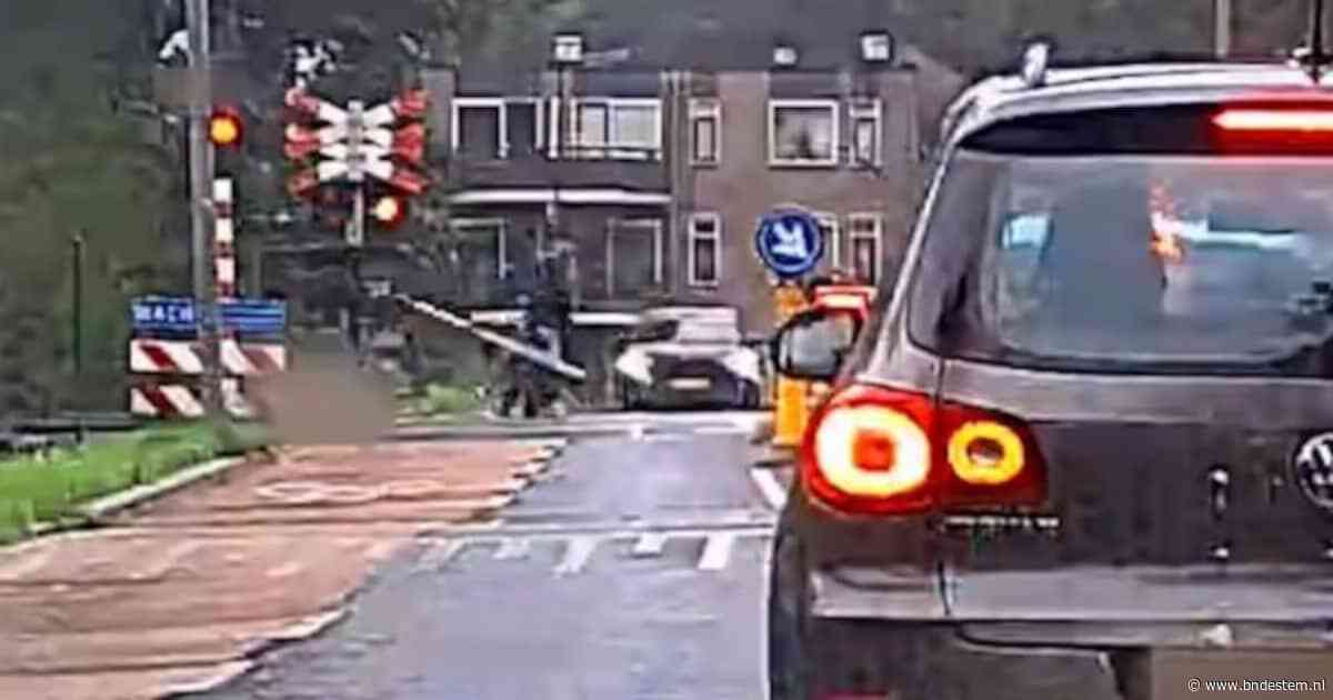 Fatbike die op dichte spoorwegovergang knalt zorgt voor verbazing: ‘Als je de beelden ziet... Het gaat maar net goed’