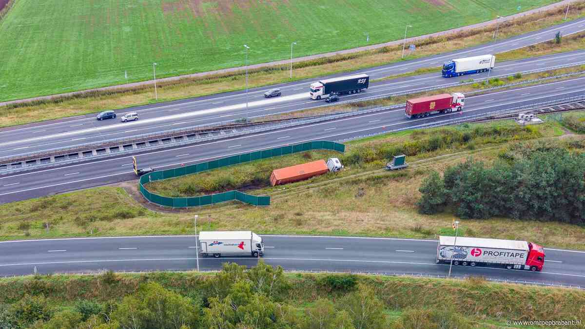 Vrachtwagen raakt van de weg bij knooppunt Galder