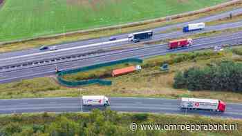 Vrachtwagen raakt van de weg bij knooppunt Galder